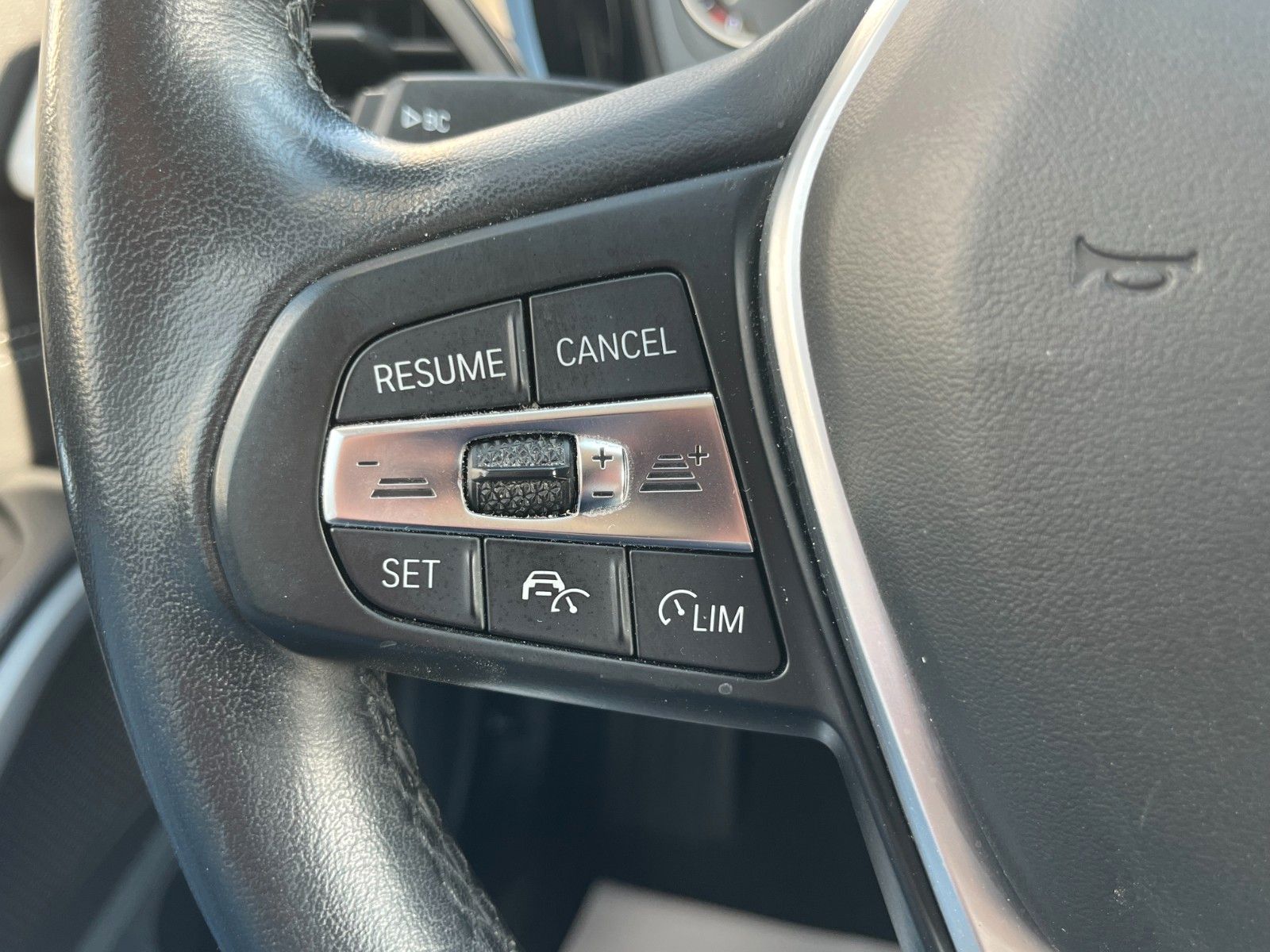 Fahrzeugabbildung BMW 318d Tour Navi Leder Kamera HUD Alarm SPORTSITZE