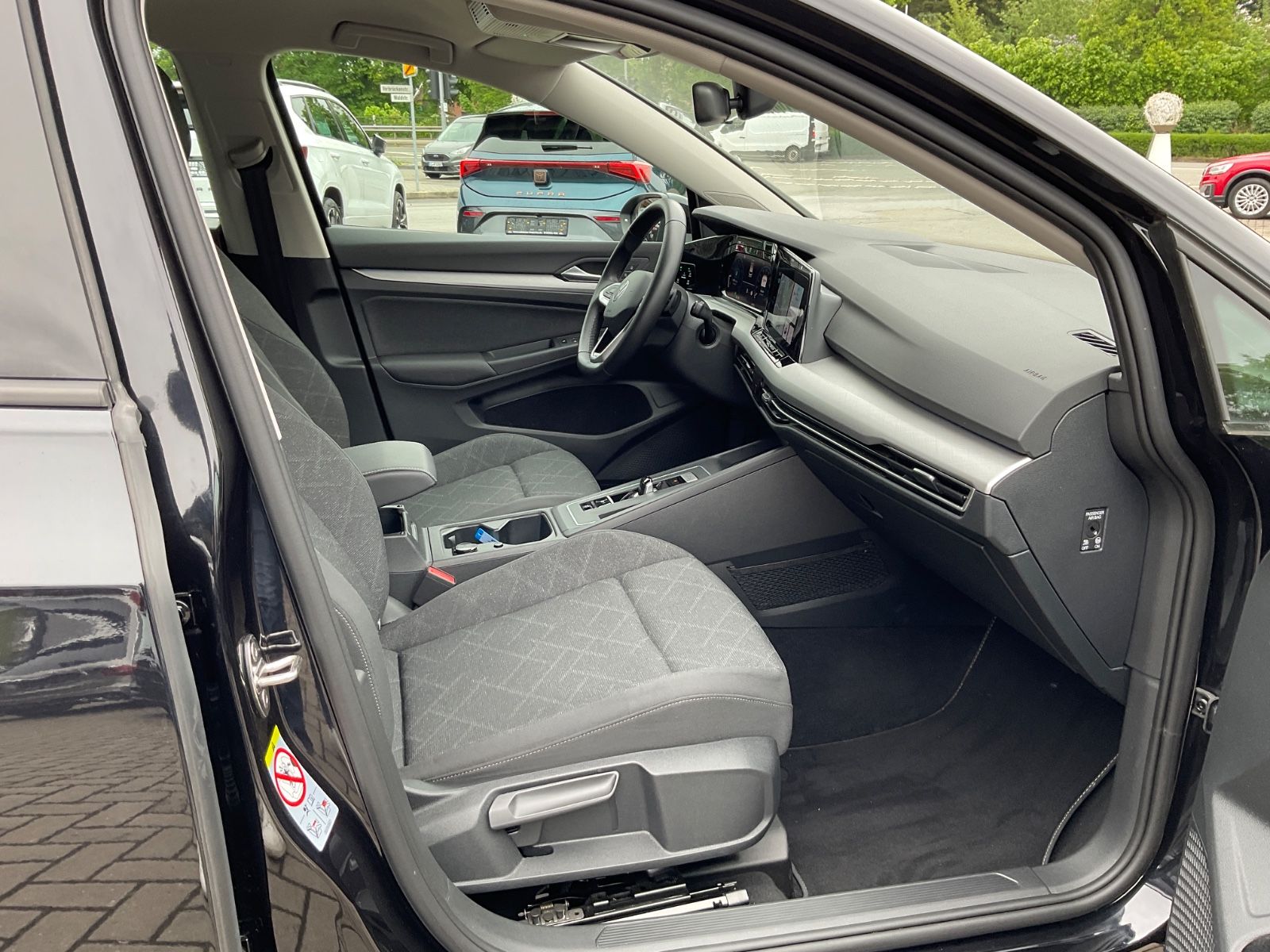 Fahrzeugabbildung Volkswagen Golf Variant 1.5 eTSI DSG Life,LED,AHK,ACC,carpl