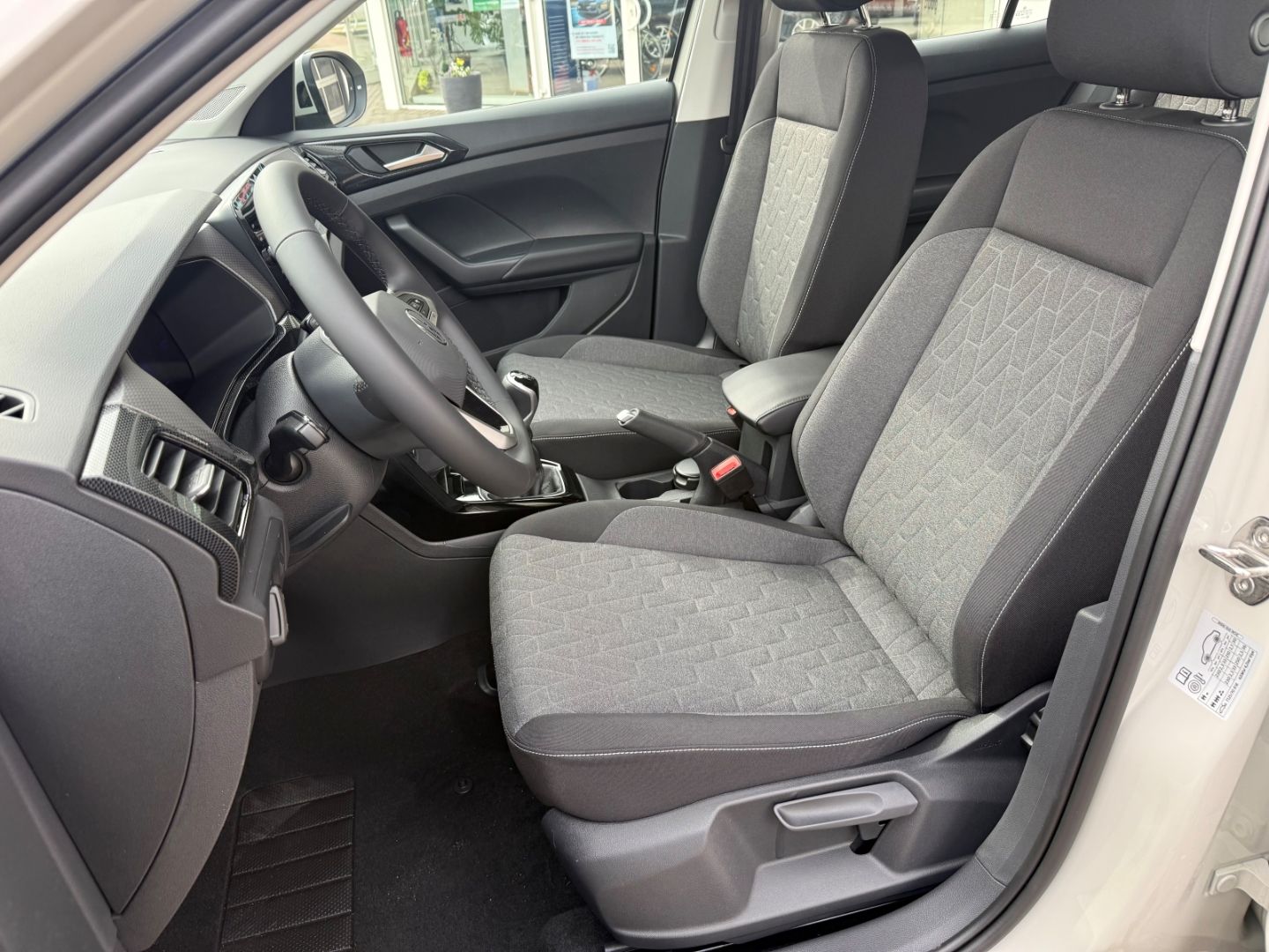 Fahrzeugabbildung Volkswagen T-Cross 1.0 TSI 70 kW Life Digitales Cockpit LED