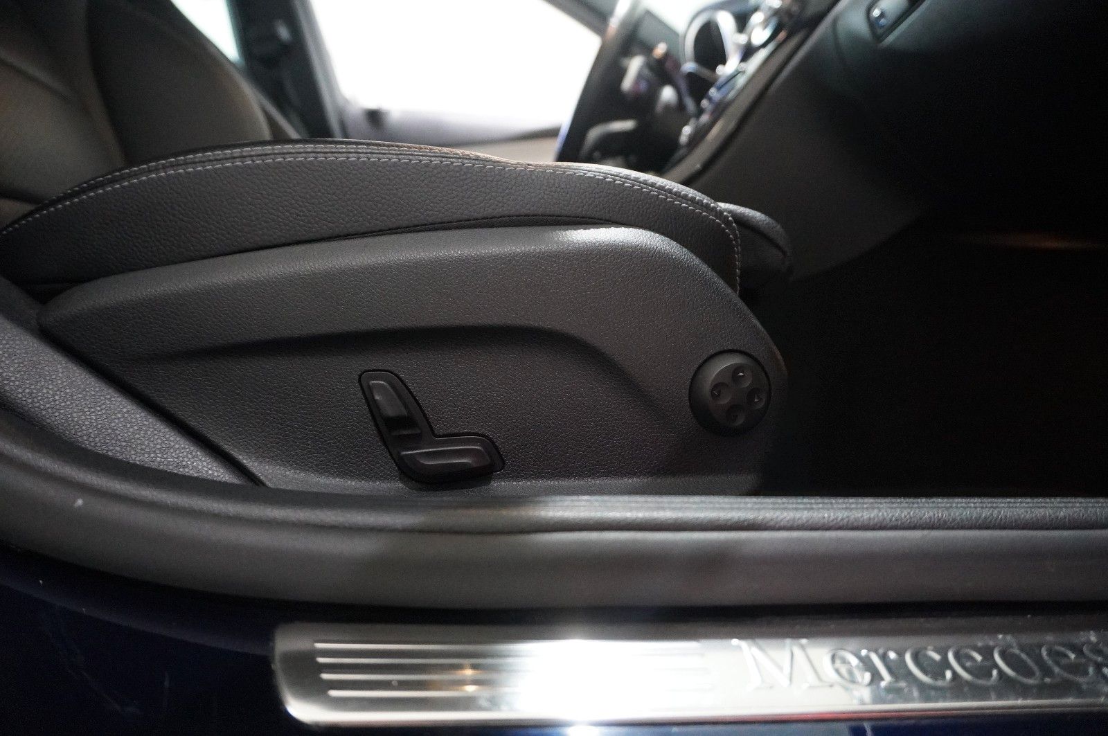 Fahrzeugabbildung Mercedes-Benz C 200 LIM. AMG LINE NAVI/LED/KAMERA/SH/SPORT/AHK