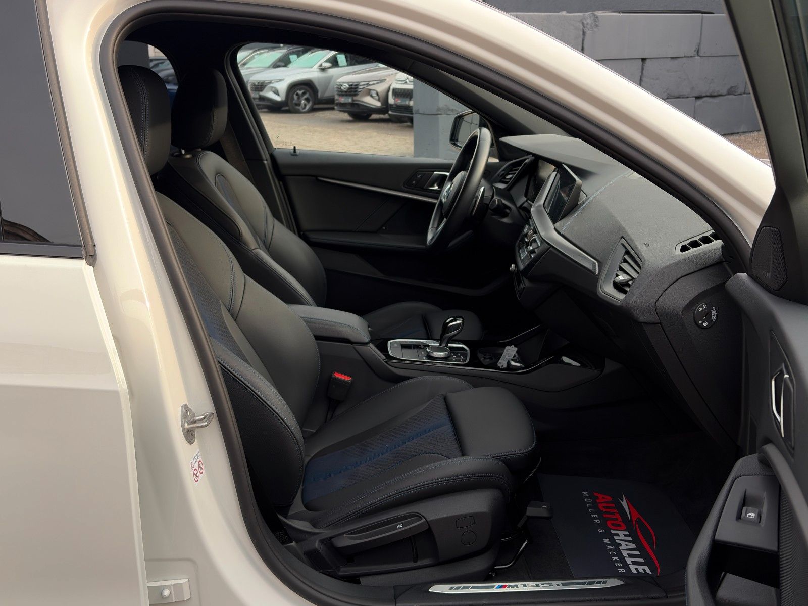 Fahrzeugabbildung BMW M135i xDrive HiFi SHZ LED DAB PDC Wireless Temp