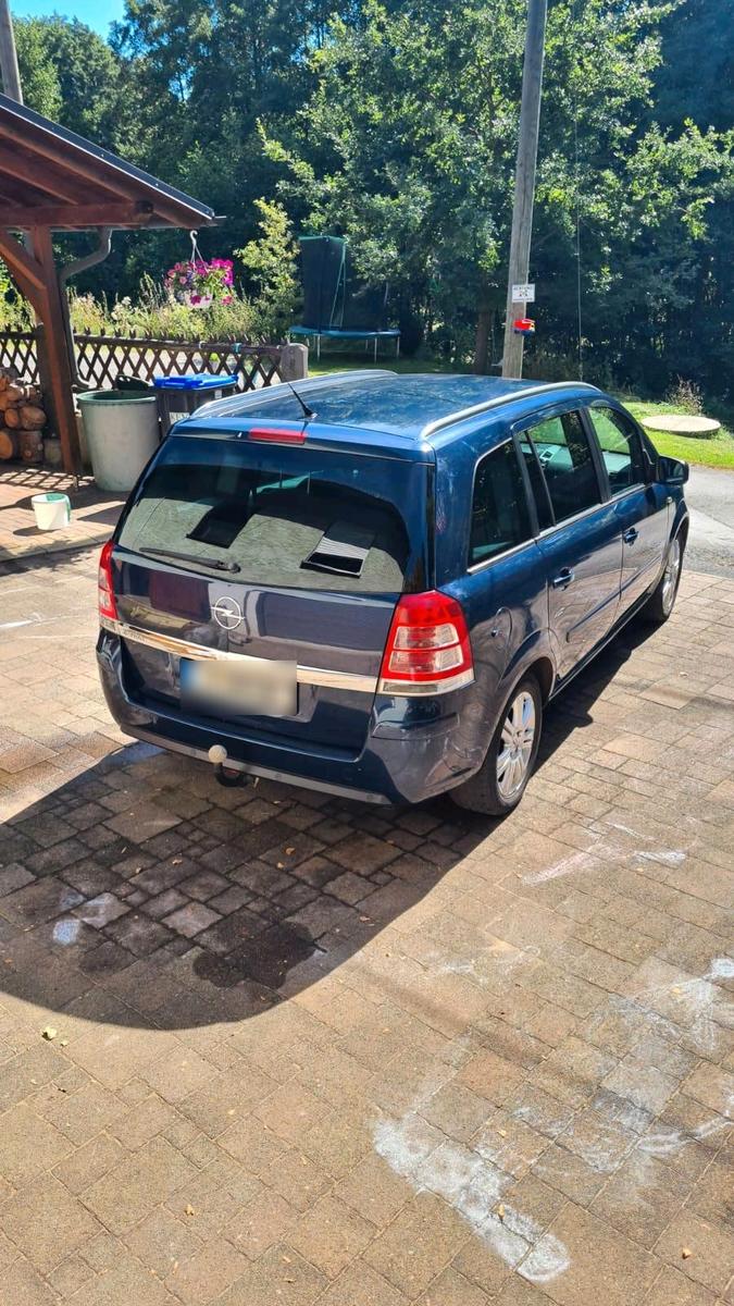 Opel Zafira 2012 — engine 140 HP (103kW)