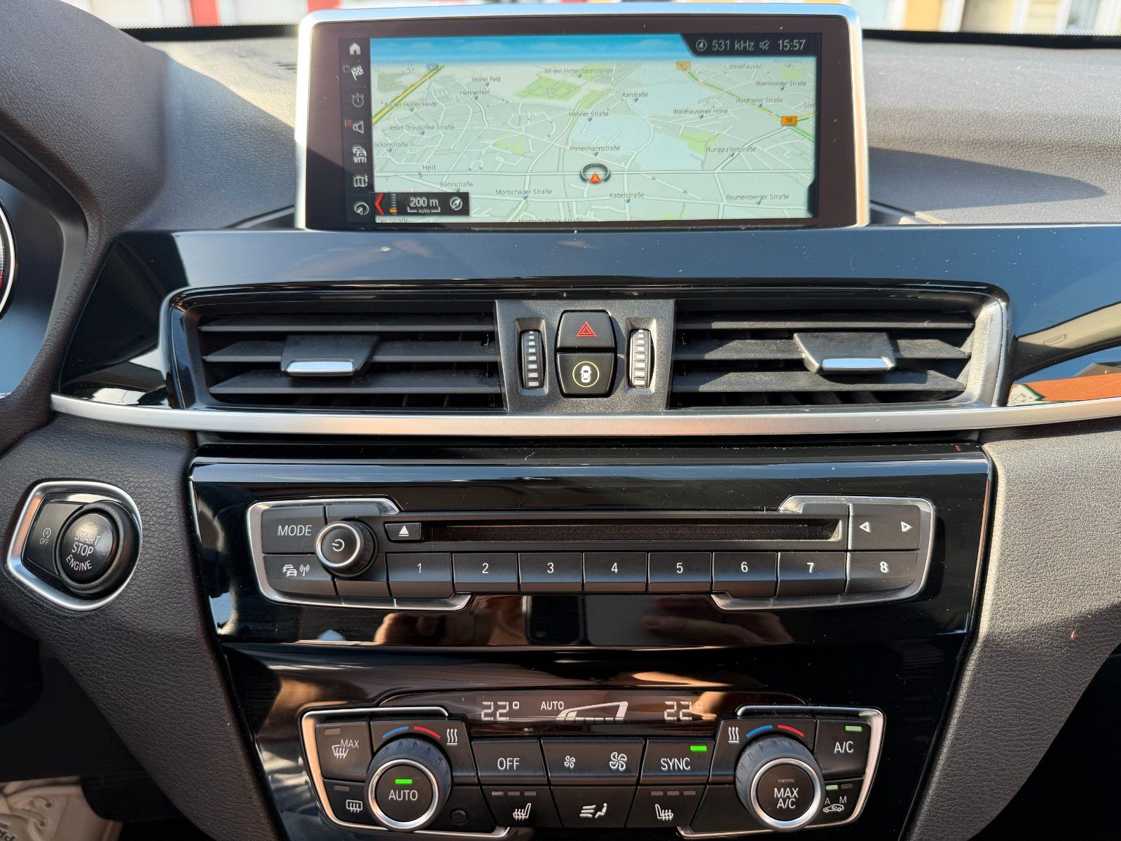 Fahrzeugabbildung BMW X1 xDrive 18 d Sport Line 1-Hand HUD AHK 8-FACH