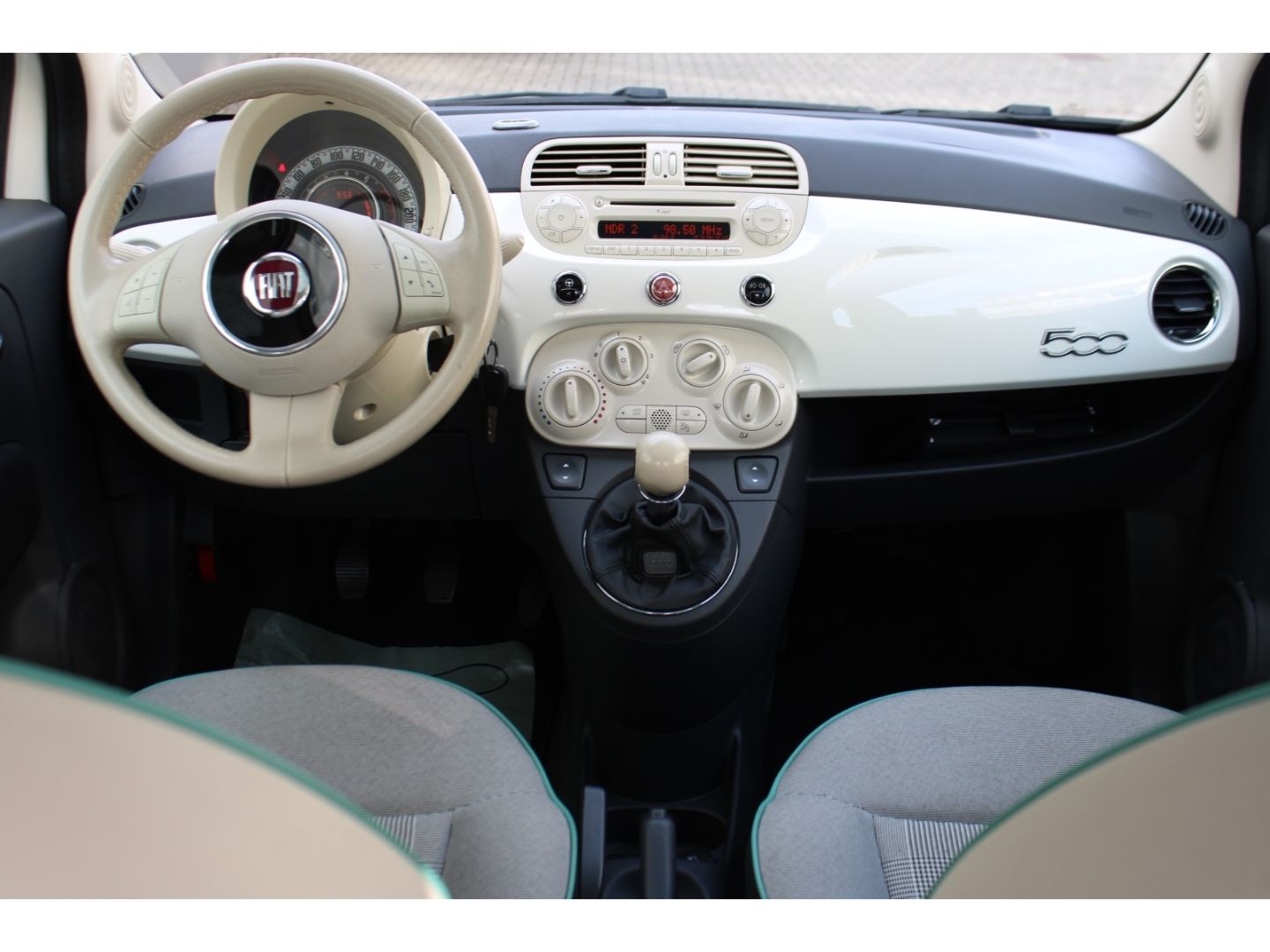 Fahrzeugabbildung Fiat 500 Lounge Klima Radio CD GJR PDC Pano Bluetooth