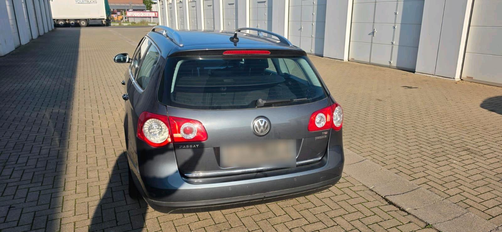Volkswagen Passat 2010 — interior