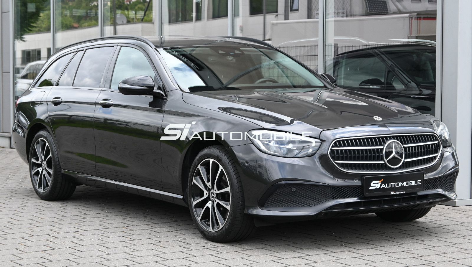 Fahrzeugabbildung Mercedes-Benz E 200 4Mat. T NIGHT °ACC°AHK°BURM°HUD°STANDHEIZ°