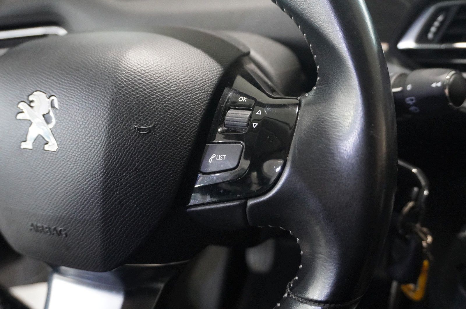 Fahrzeugabbildung Peugeot 308 SW 1.2T ALLURE NAVI/LED/KAMERA/SHZ/SPORT/AHK