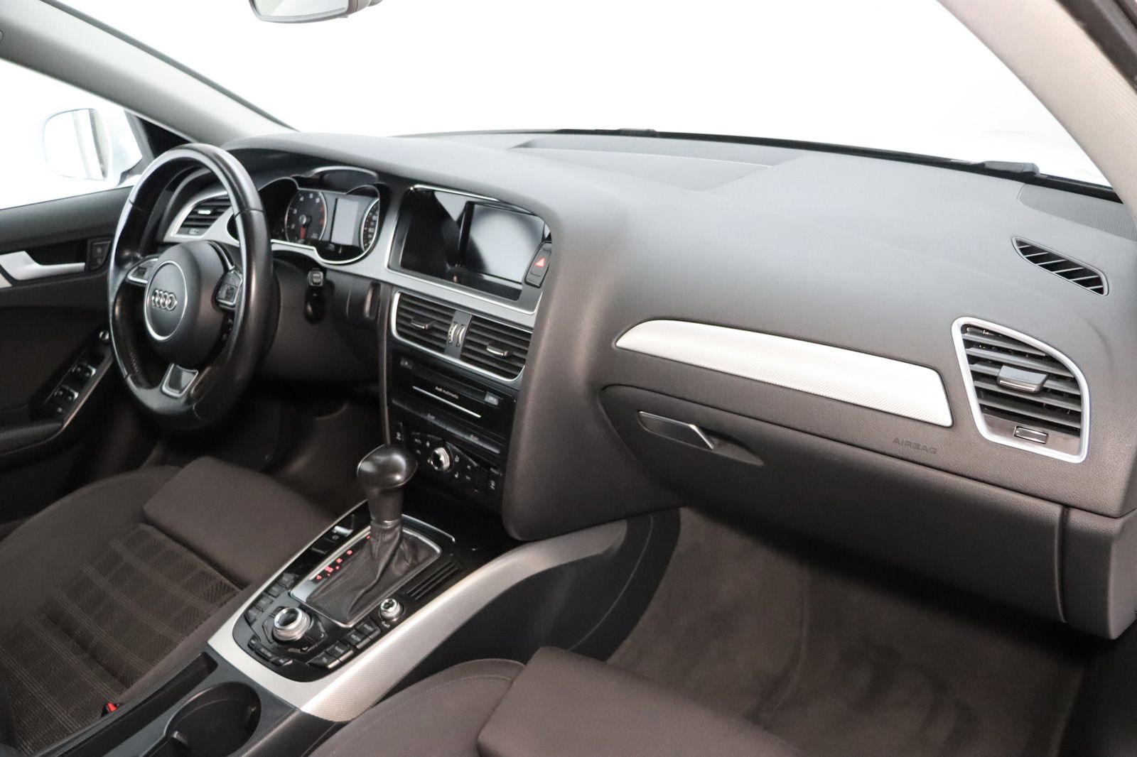 Fahrzeugabbildung Audi A4 1.8 TFSI Attraction Avant S-line * Bi-Xenon *