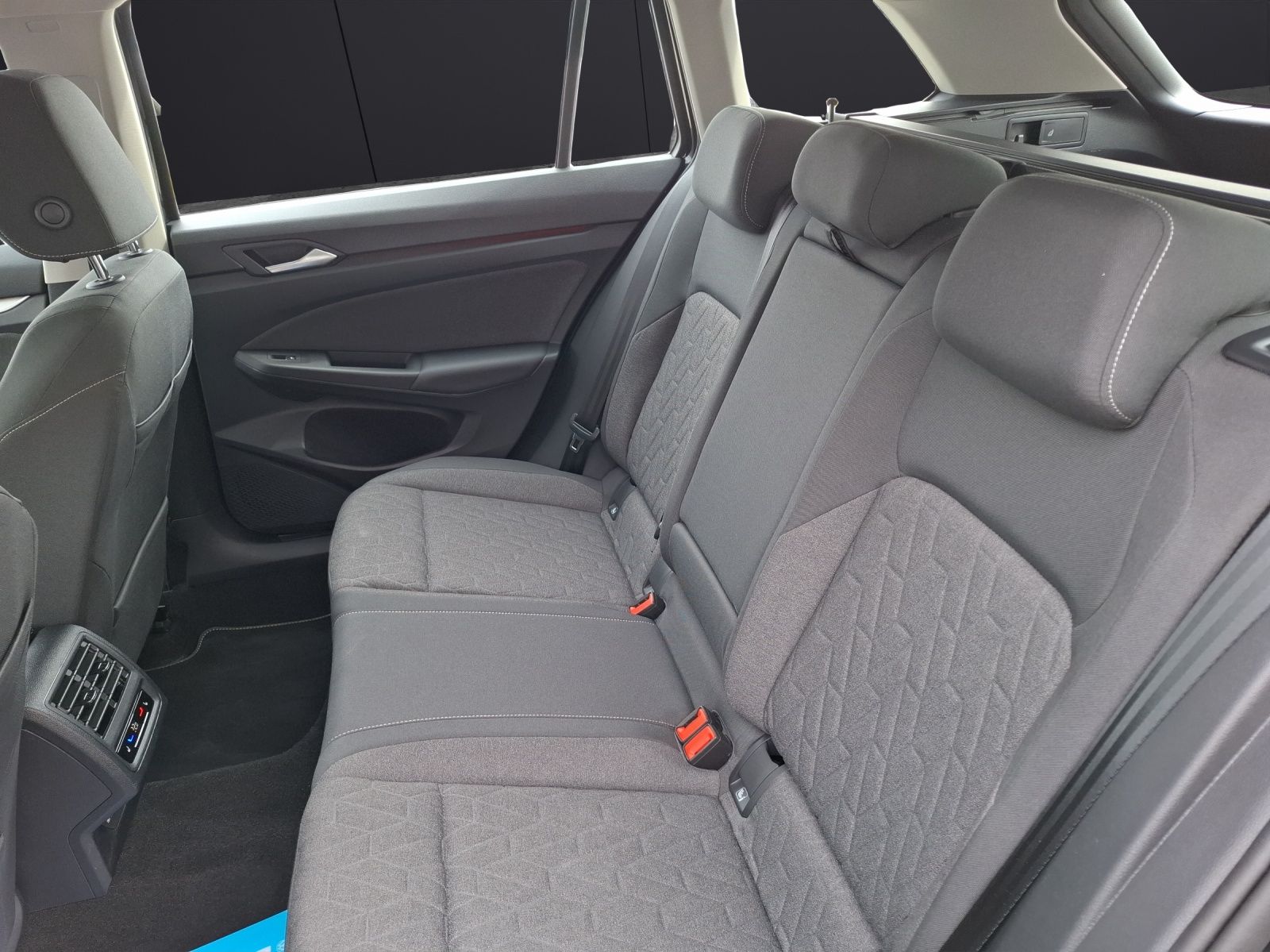 Fahrzeugabbildung Volkswagen Golf VIII Variant TSI Life Standhzg. LED Navi AI