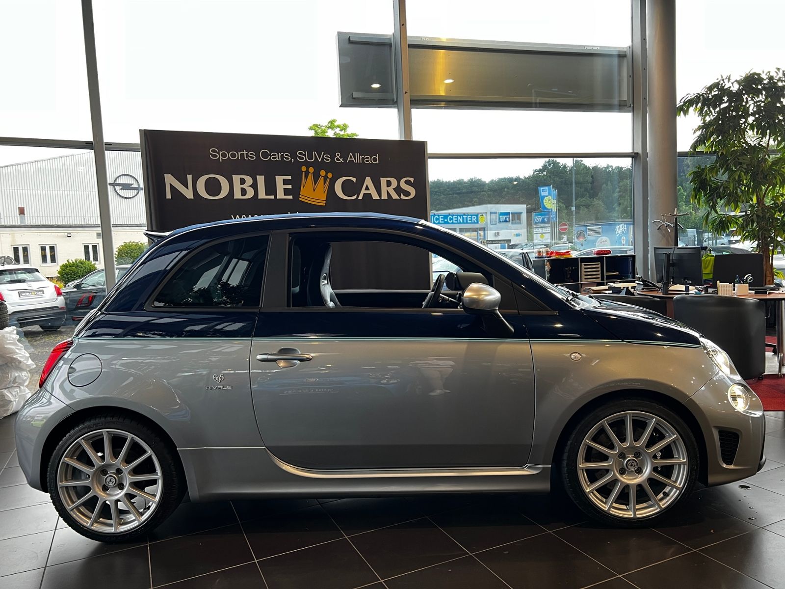 Fahrzeugabbildung Abarth 695C Rivale 175th Anniversary XEN NAVI LEDER Sit