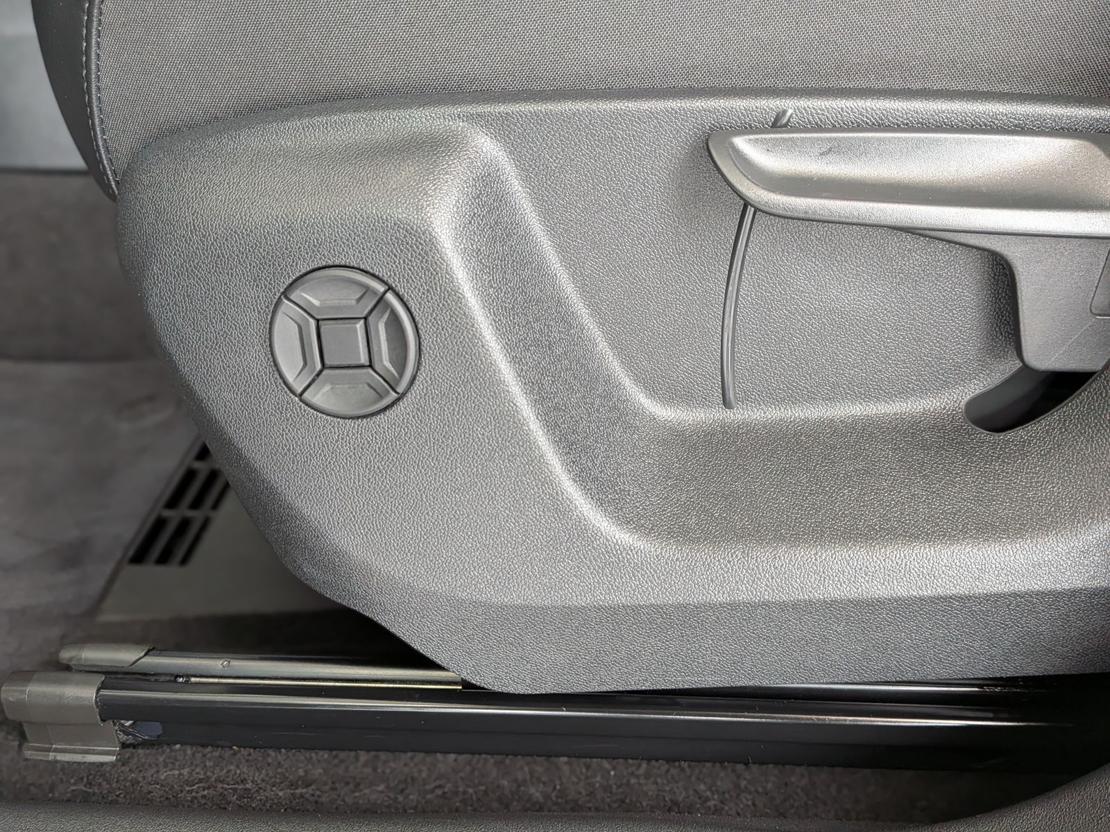 Fahrzeugabbildung Volkswagen Tiguan 1.5 eTSI ENERGY HD-Matrix 360 Pano AHK 19