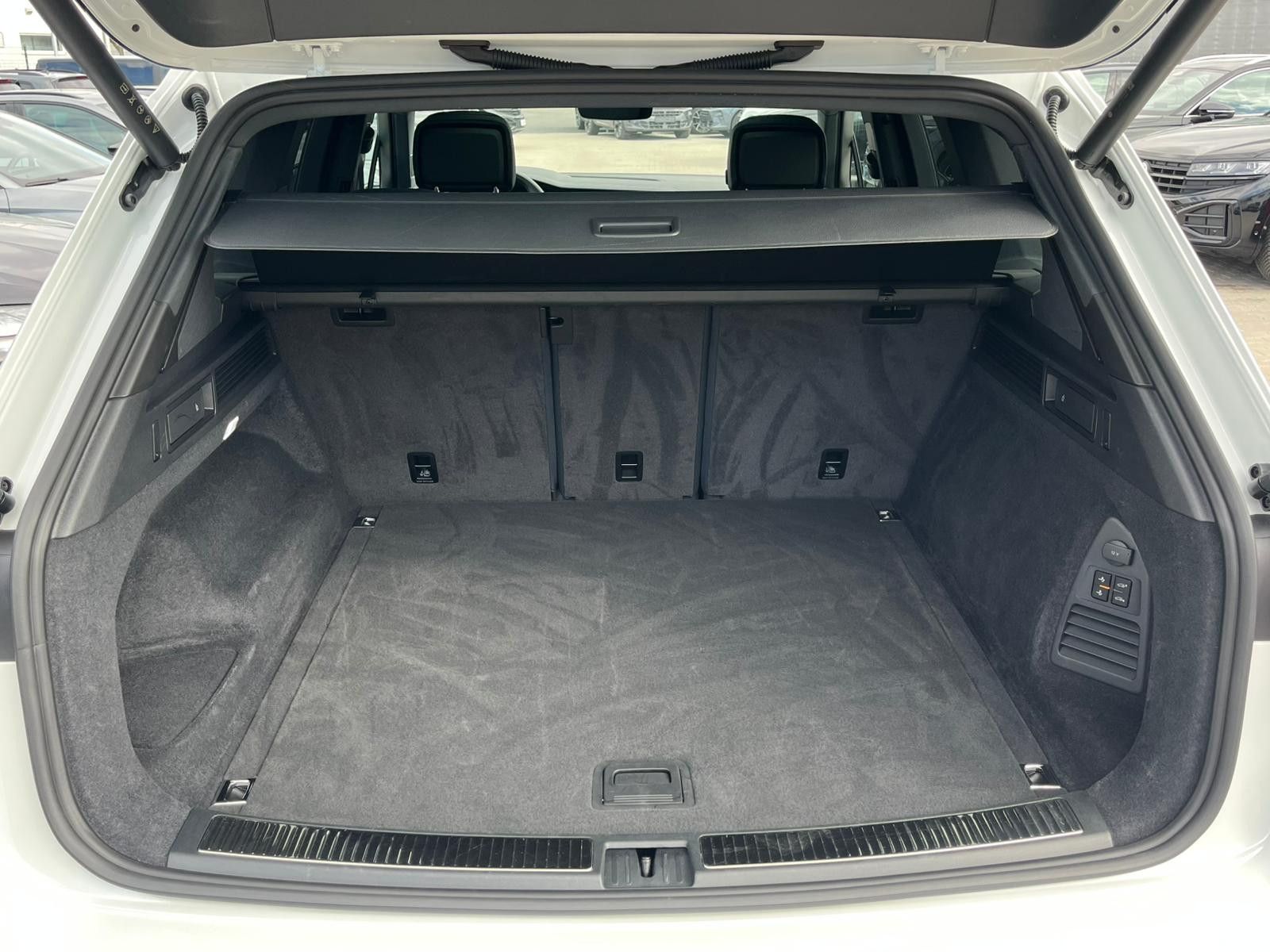 Fahrzeugabbildung Volkswagen Touareg 3.0TDI 4M R-Line VOLL Black 22" UPE 114T