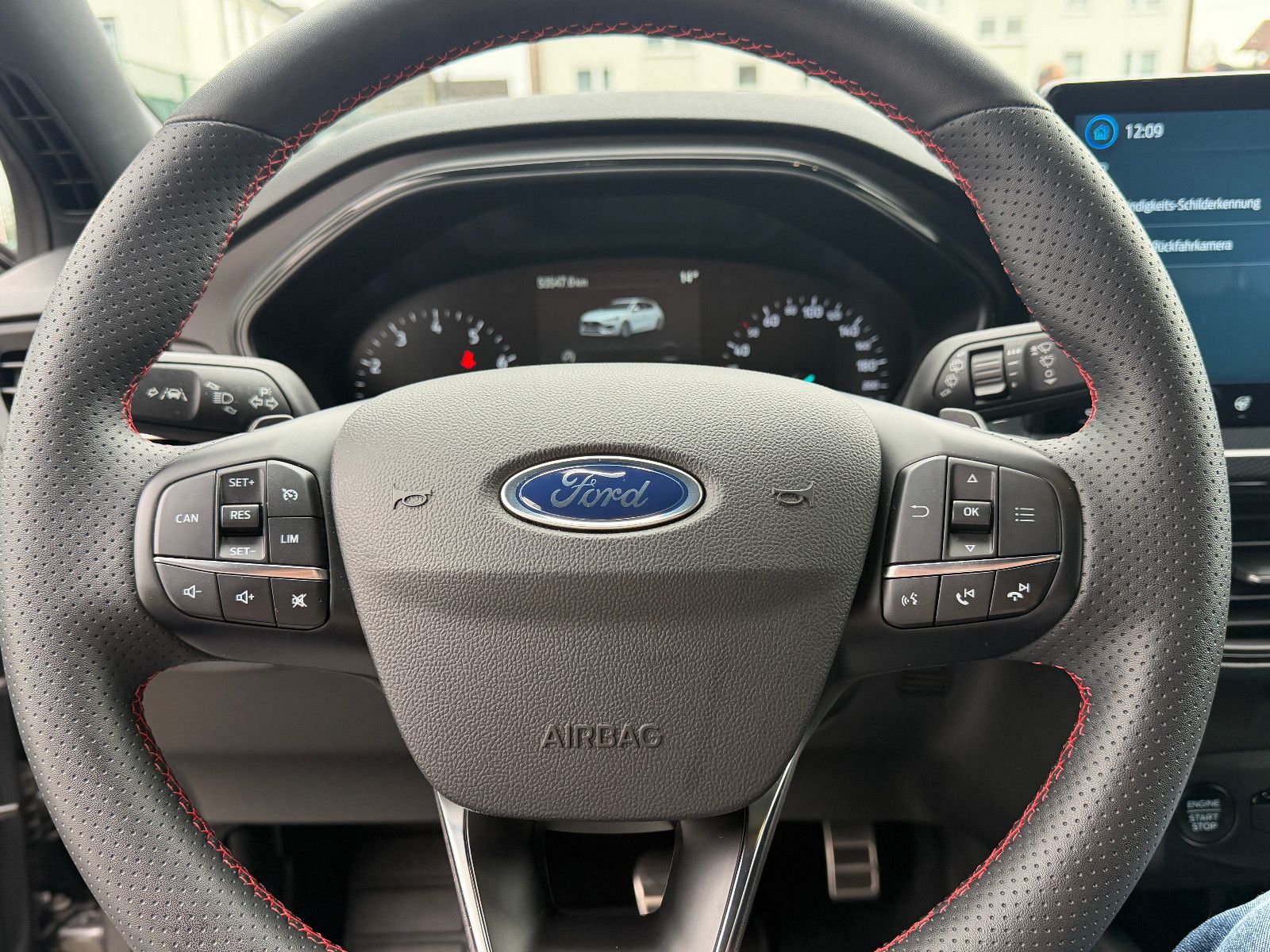 Fahrzeugabbildung Ford Focus /ST-LINE/AUTOMATIK/KAMERA/NAVI/SHZ/ACC