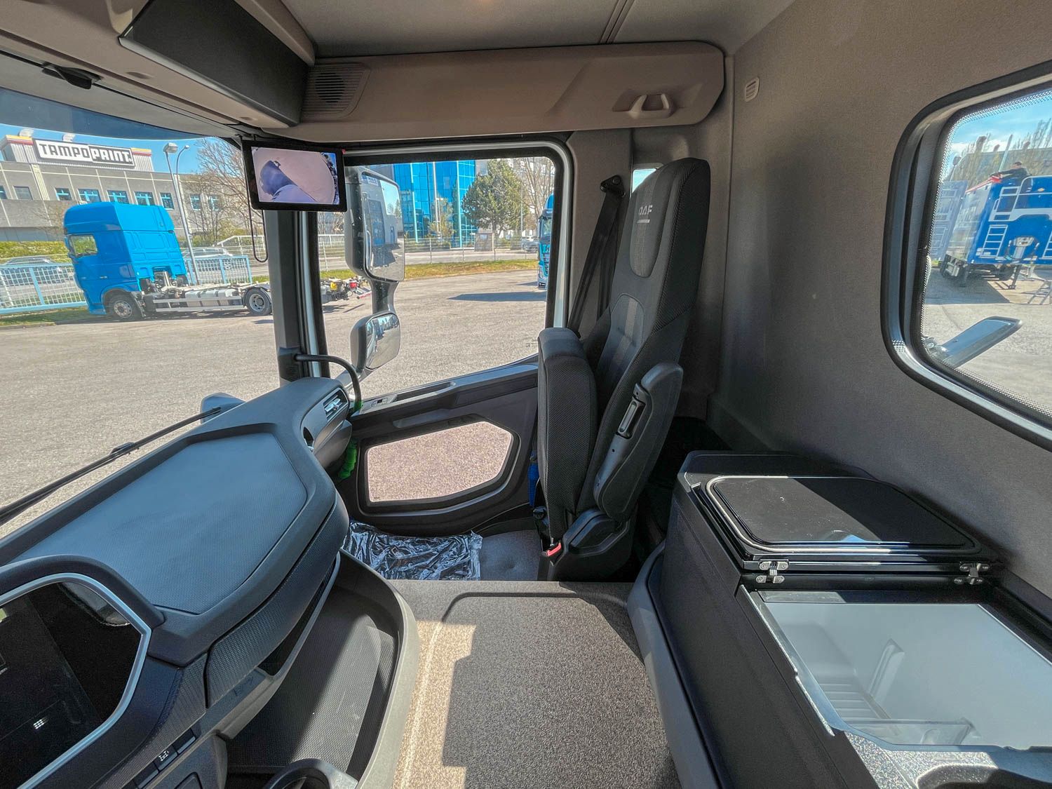 Fahrzeugabbildung DAF XD 410 FA Meiller Absetzkipper