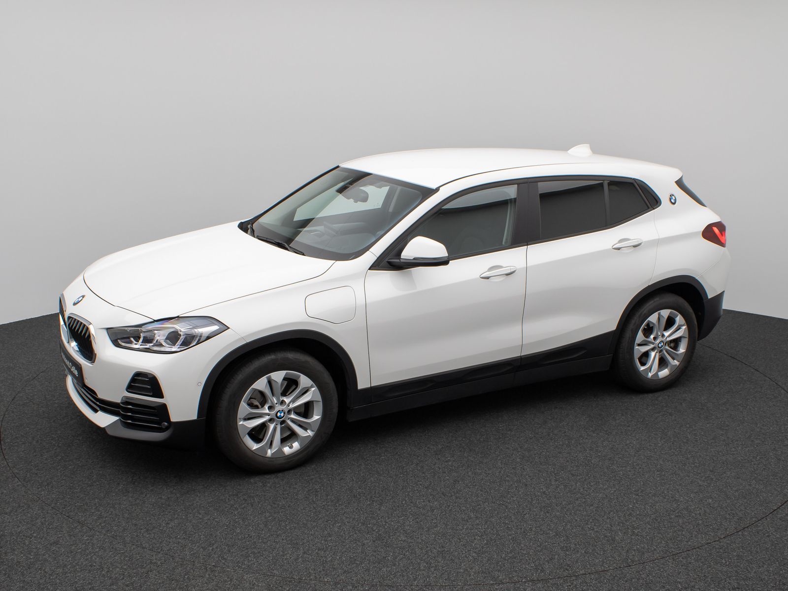 Fahrzeugabbildung BMW X2 xD25e Kamera HUD DAB HiFi Navi+Komfort Alarm