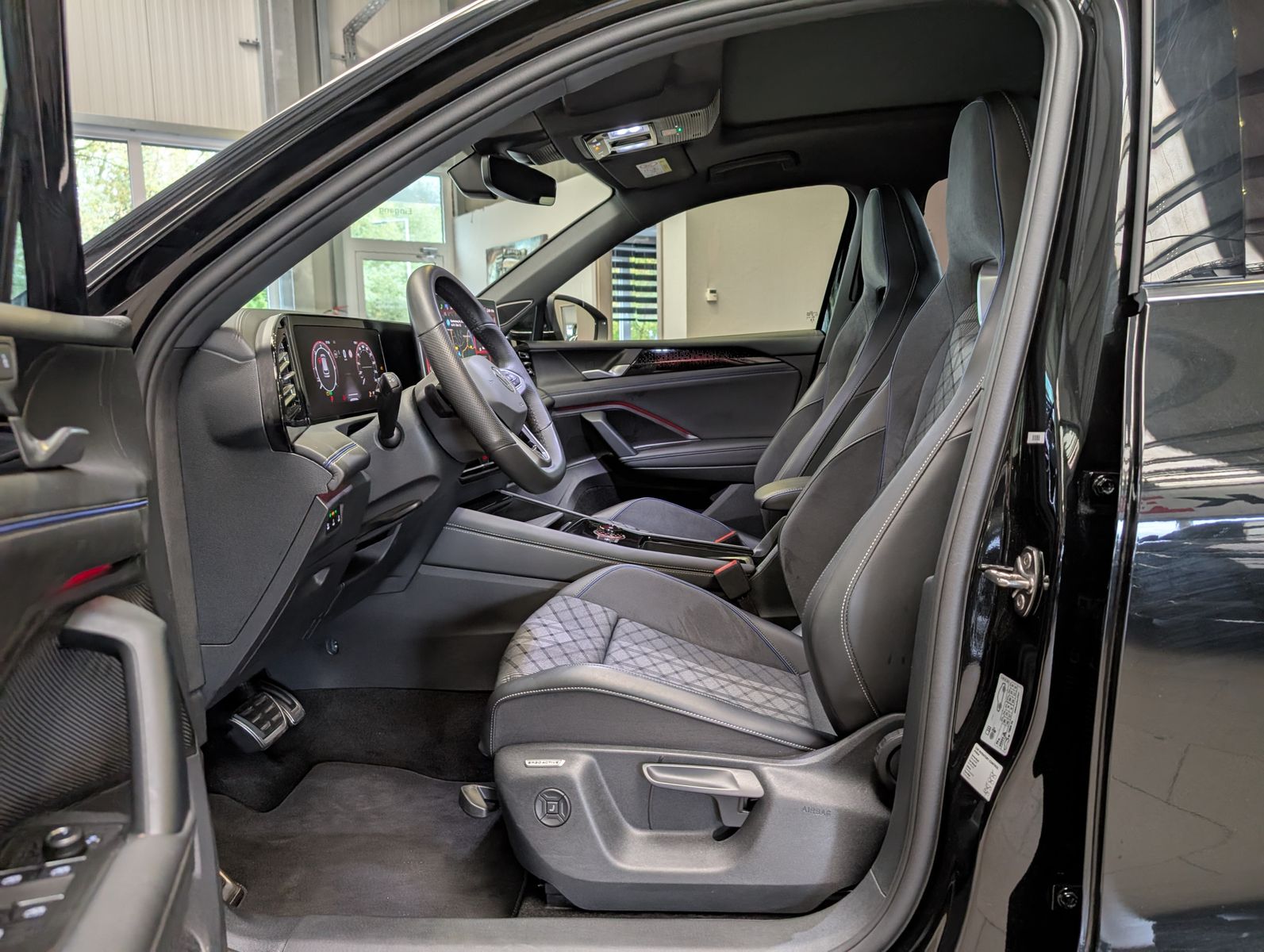 Fahrzeugabbildung Volkswagen Tiguan 2.0TDI R-Line 4M Pano H/K AHK Matrix 20"