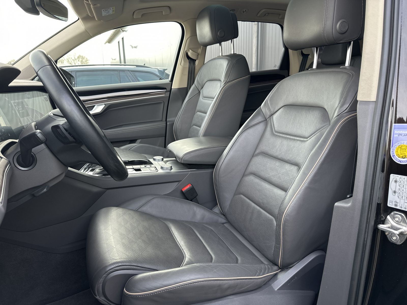 Fahrzeugabbildung Volkswagen Touareg 3.0 TSI 4M Atmosphere NAV+LED+KAM+PANORA