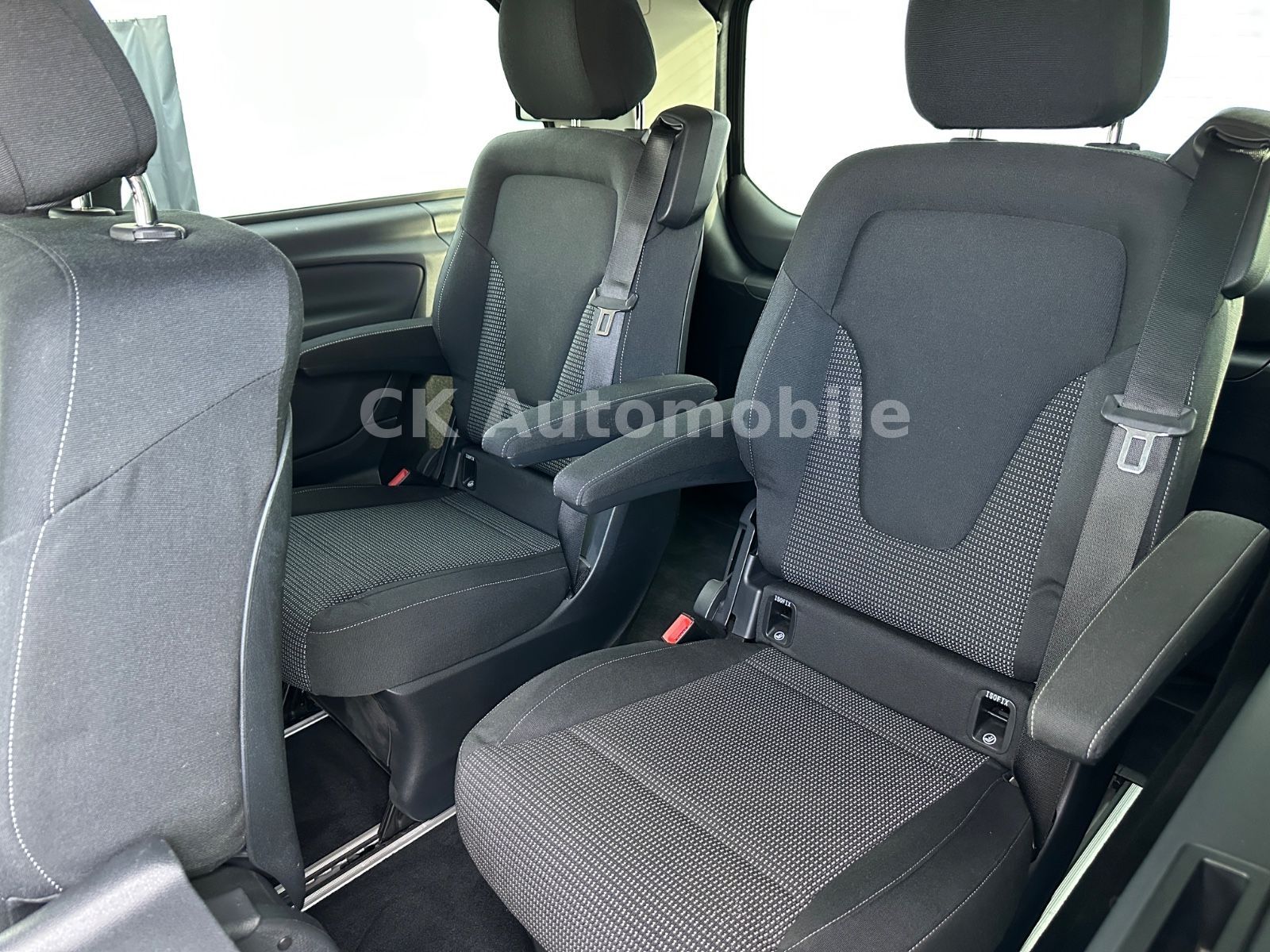 Fahrzeugabbildung Mercedes-Benz V 250d EDITION 4MATIC lang/7 Sitze/Navi/LED/AHK
