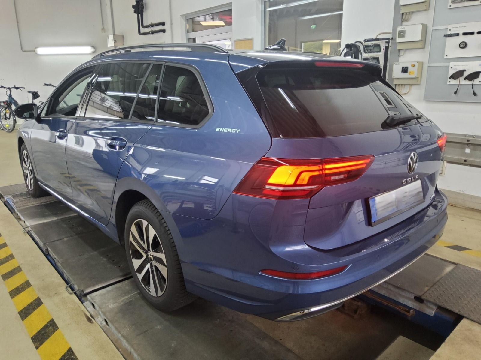 Volkswagen Golf Variant VIII 1.5 eTSI Goal LED Rear View foto 5