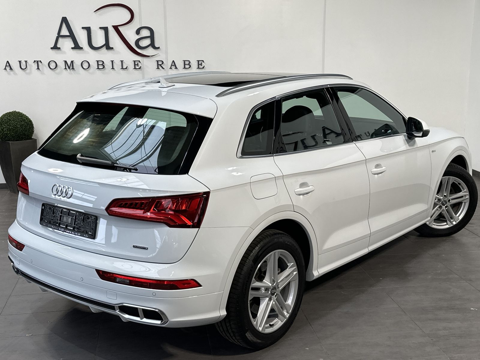 Fahrzeugabbildung Audi Q5 55 TFSIe Qu S-Line NAV+LED+AHK+VCOCK+PANO+SHZ