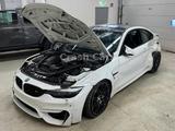 BMW M4 Coupe M-Performance*LED*Head-Up*Harman-Kardon - : Unfallwagen