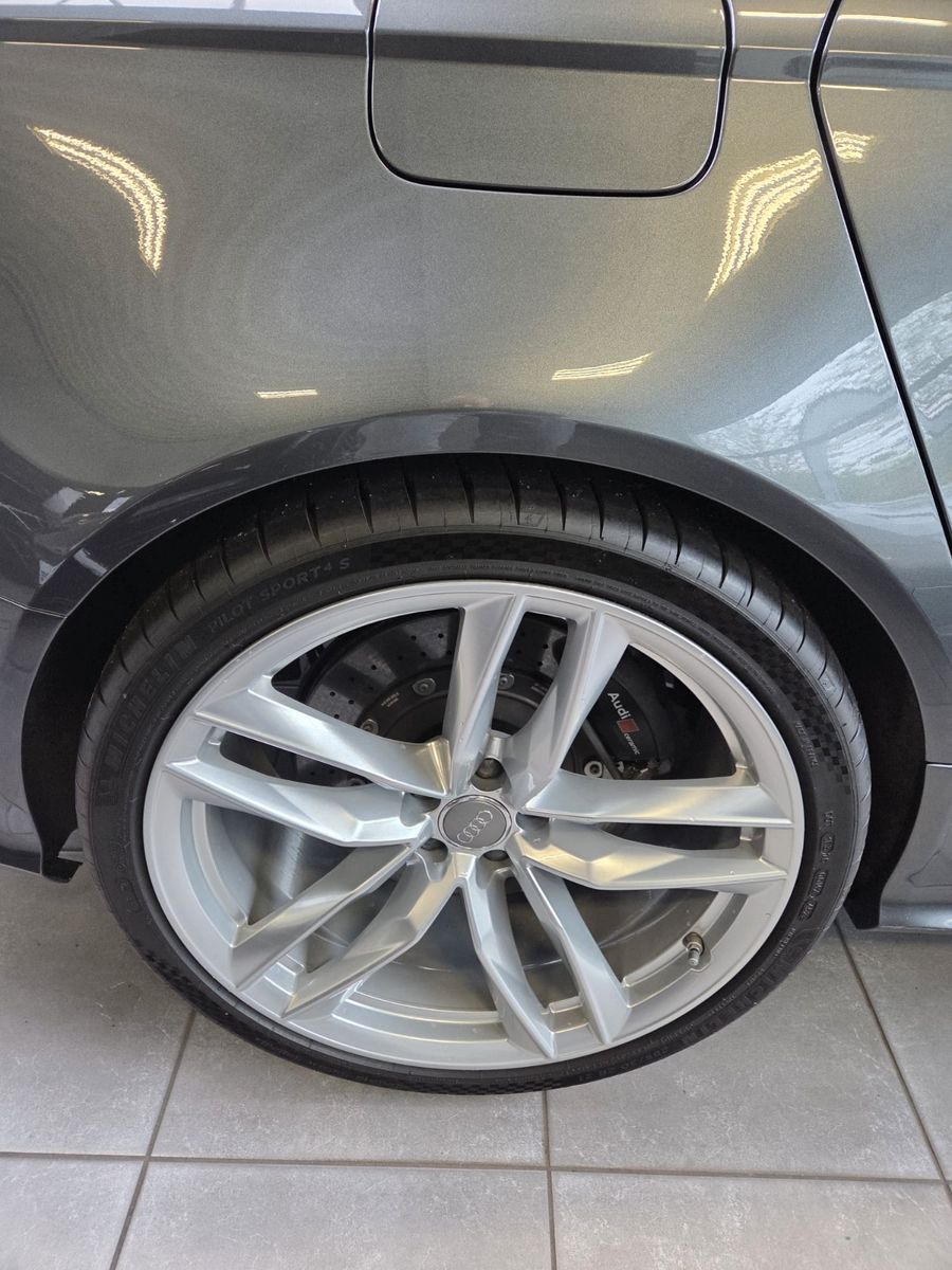 Fahrzeugabbildung Audi RS6 RS 6 Avant  quattro performance/Keramikbrems