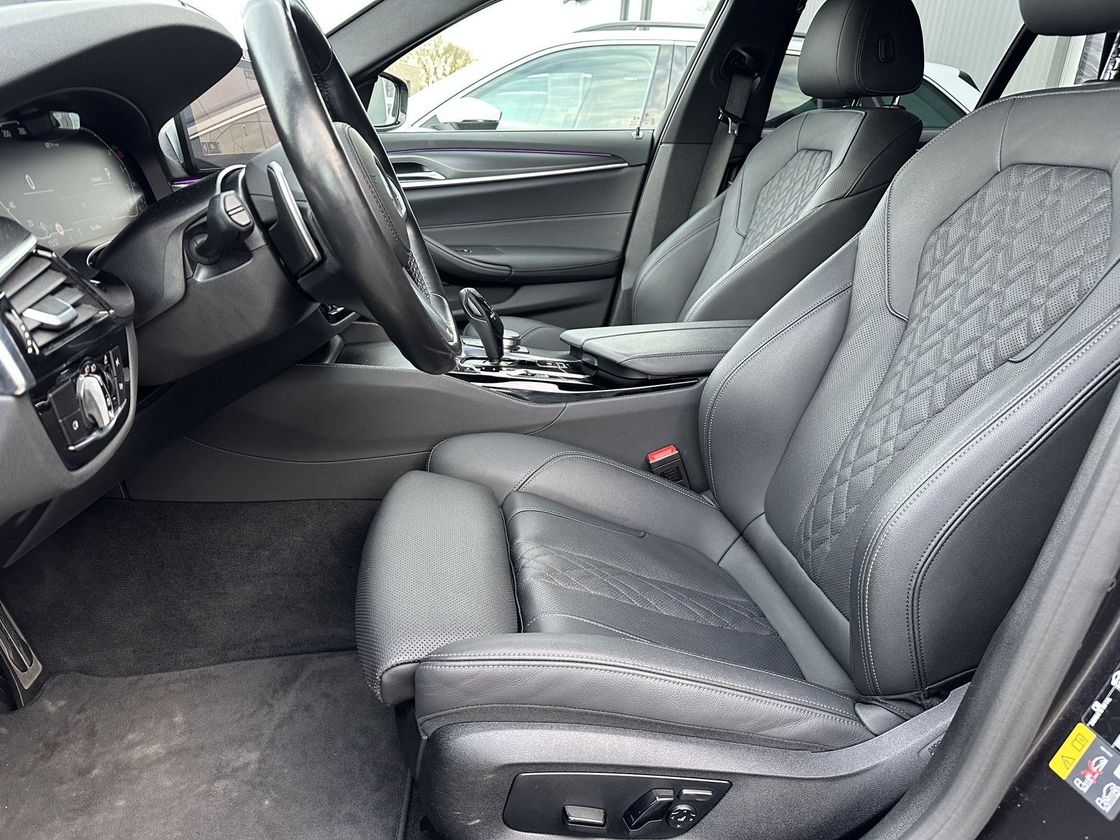 Fahrzeugabbildung BMW 530e Touring M-Sport NAV+LED+ACC+AHK+HEAD-UP+KAM