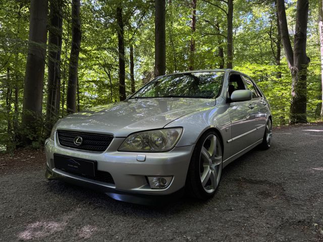 Lexus IS 200 -