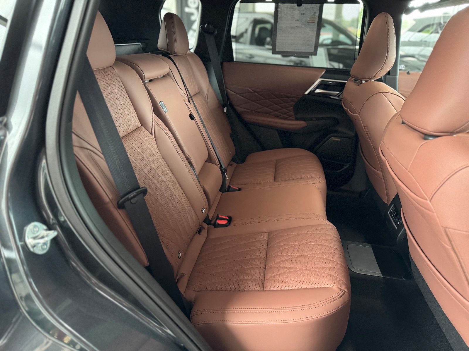 Fahrzeugabbildung Mitsubishi Outlander 2.4PLUG-IN HYBRID 4WD TOP Luxury-Paket
