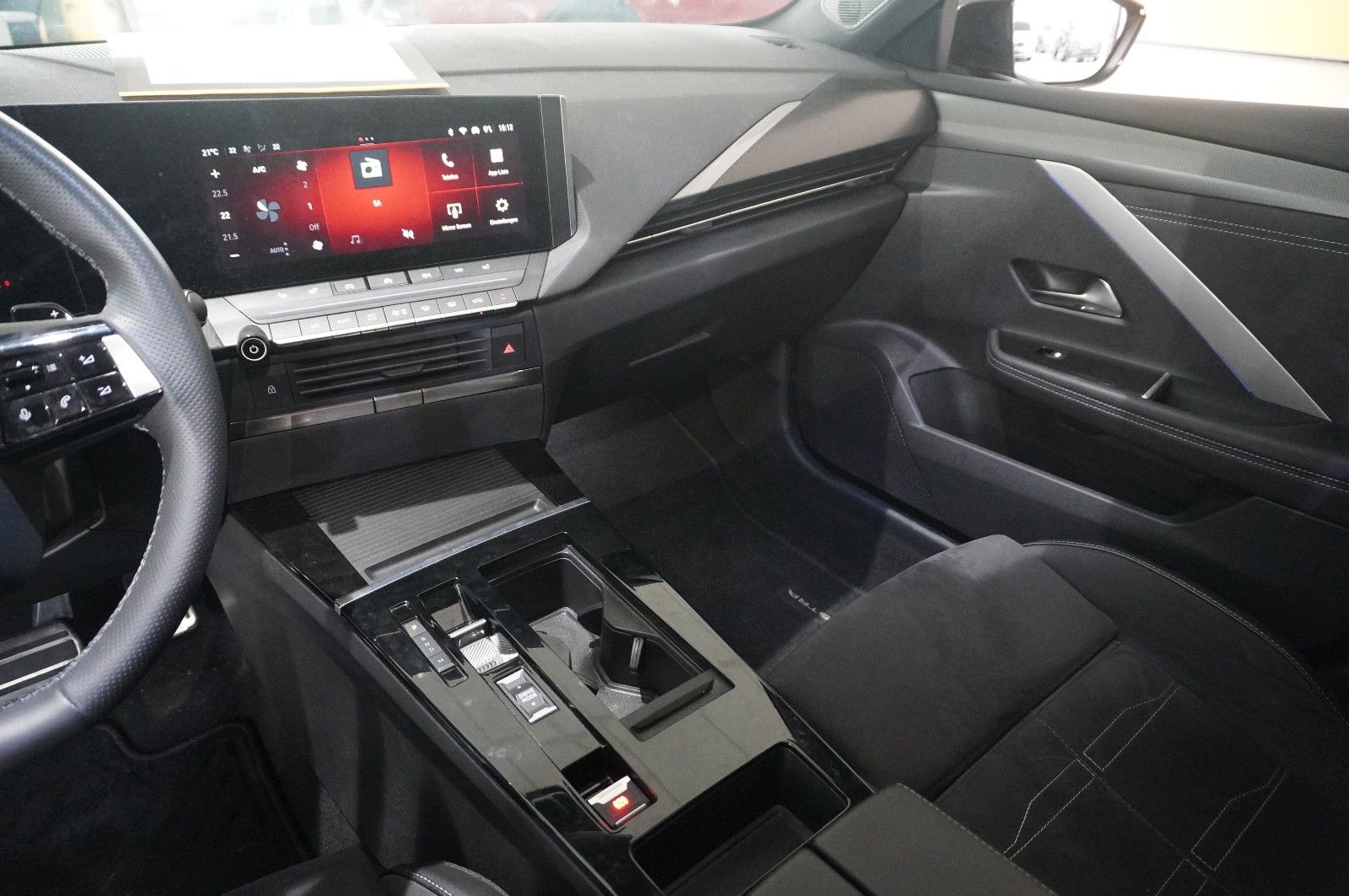 Fahrzeugabbildung Opel Astra L ST 1.2T ULTIMATE NAVI/LED/360°/VIRT/DAB+