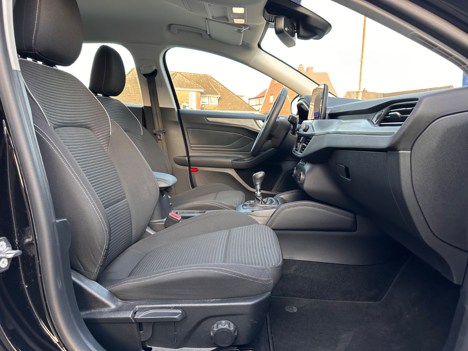 Fahrzeugabbildung Ford Focus Turnier Titanium 1.0 EB Navi/APP/LED/eHeck