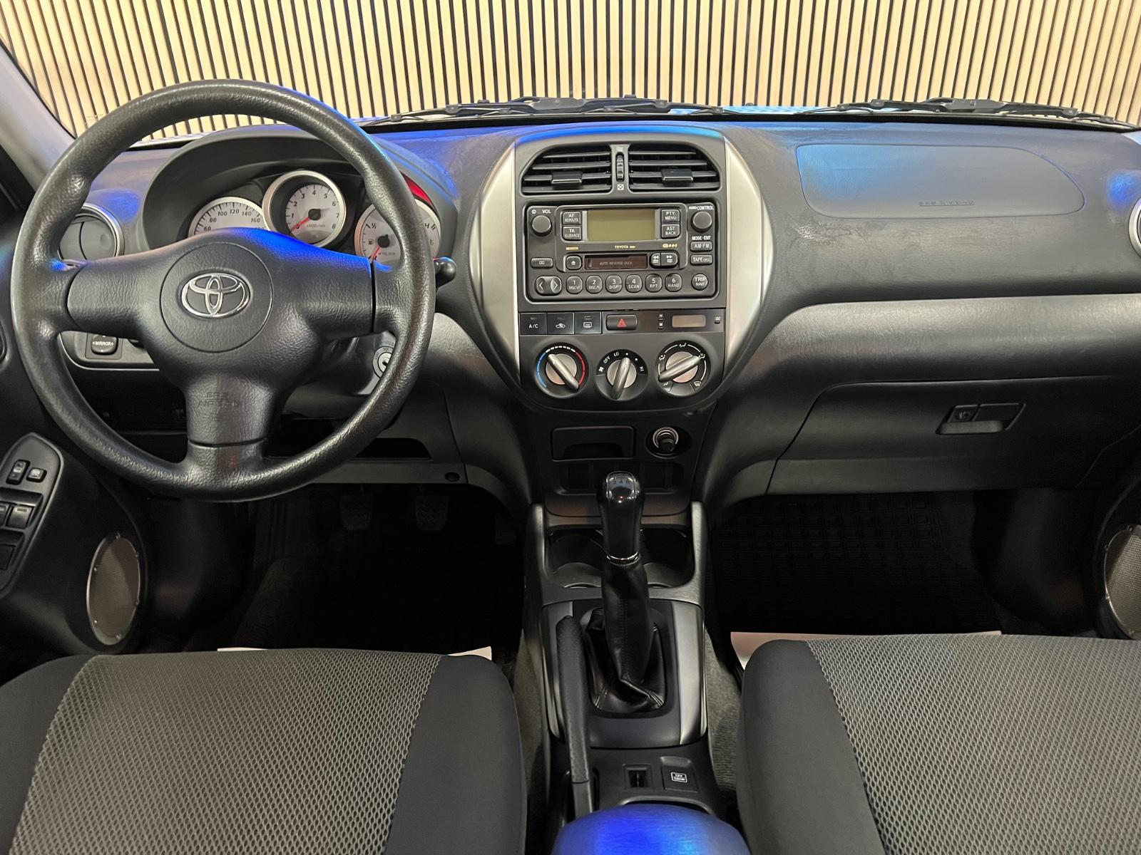 Toyota RAV4 1.8 VVT-i 125 ch Essence • Clim • Attelage • Barres de toit