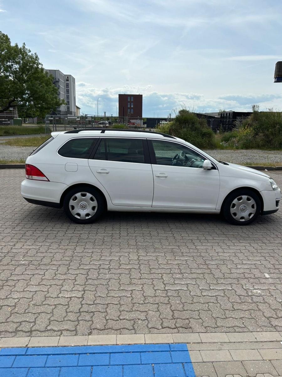 Volkswagen Golf 2009 — rear view