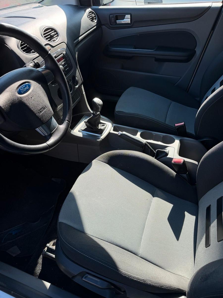 Ford Focus 2010 — photo 12