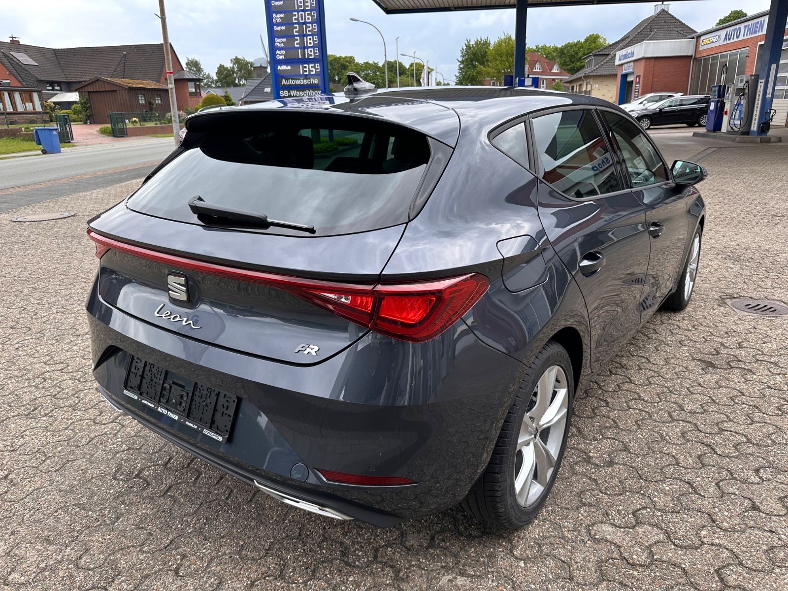 Fahrzeugabbildung SEAT Leon FR 1.5 eTSI LED/PDC/SHZG/RFK/APP