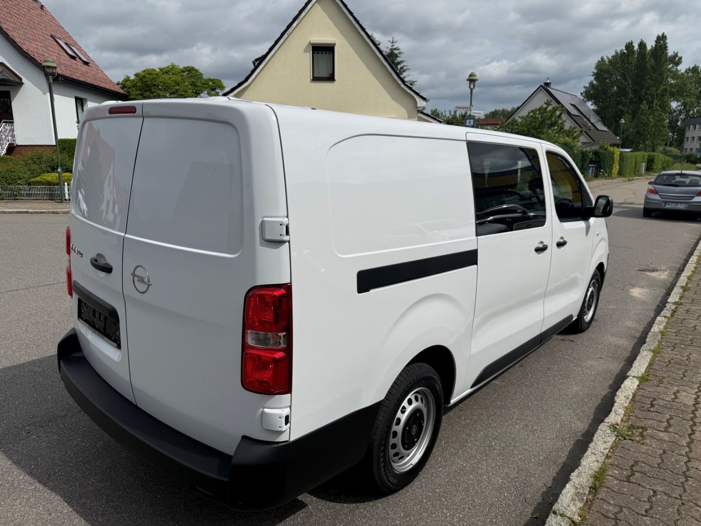 Fahrzeugabbildung Opel Vivaro 2.2 XL +SHZ+LHZ+Kamera+Laderaumschutz