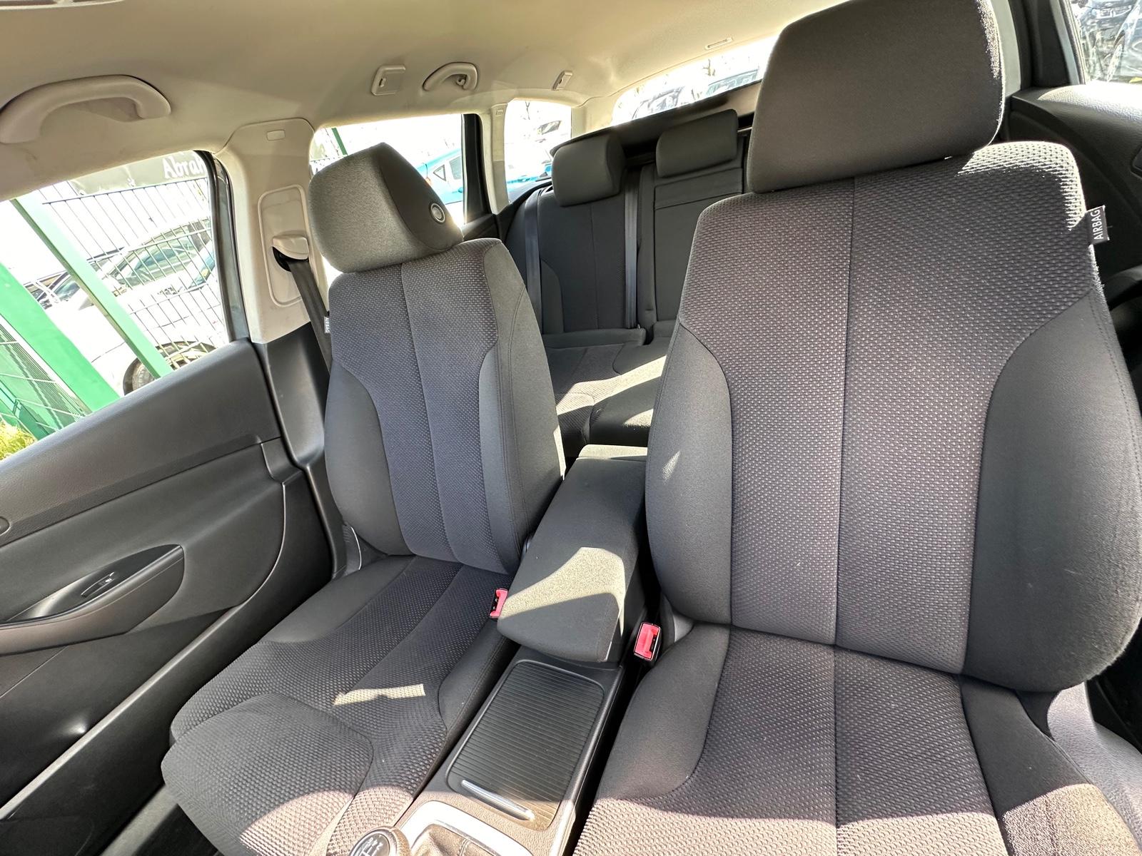 Volkswagen Passat 2009 — photo 12