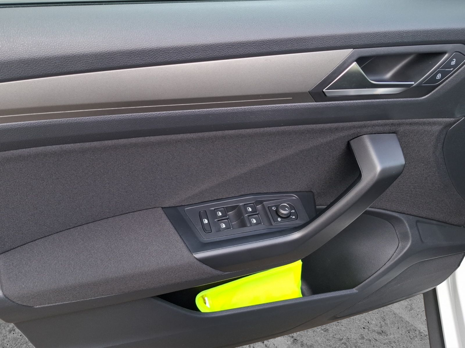 Fahrzeugabbildung Volkswagen T-Roc TSI Style LED AHK Navi ACC RFK SH LM