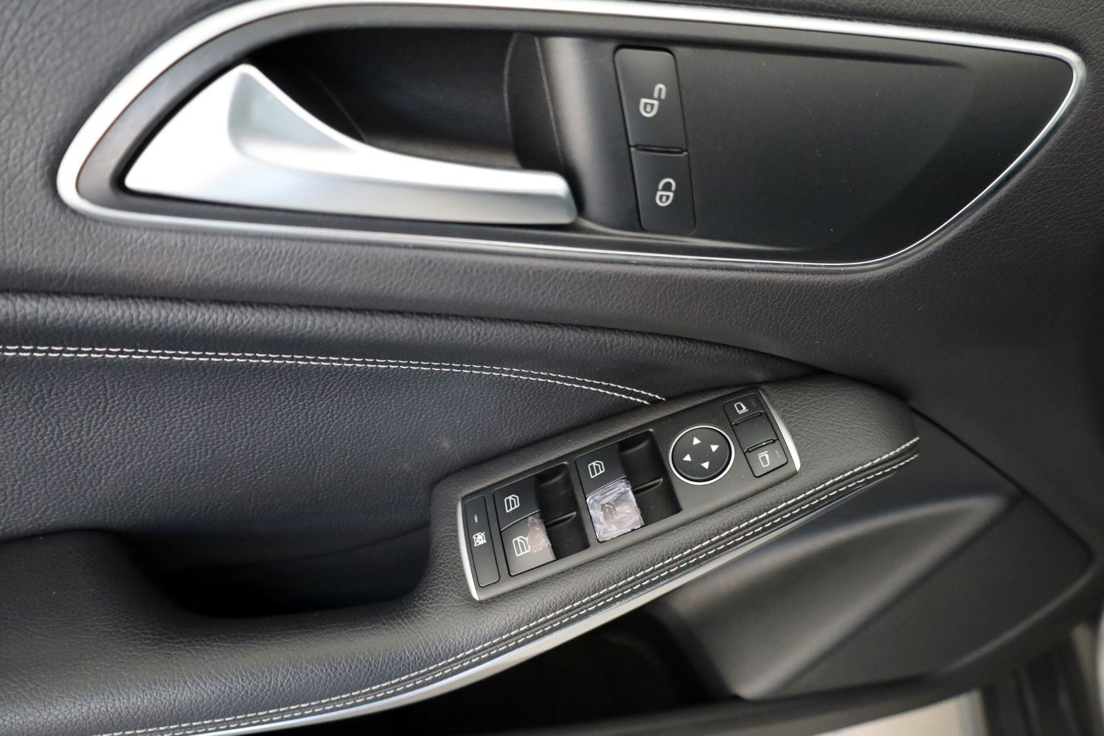 Fahrzeugabbildung Mercedes-Benz A 180 Urban T.Leder,Navi,Xenon,Panorama,SH,PDC