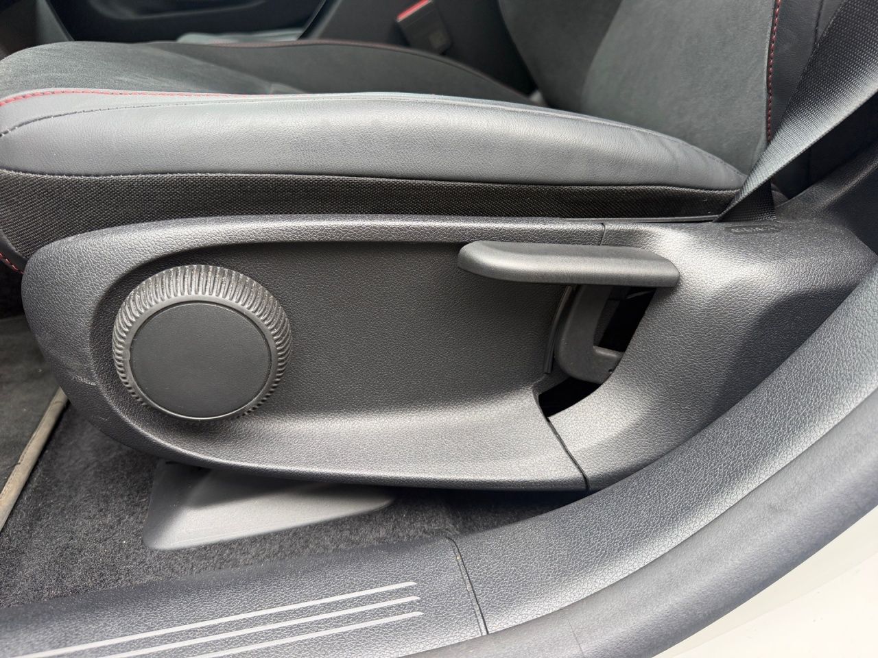 Fahrzeugabbildung Mercedes-Benz CLA 250+ EQ AMG+PANO+NIGHT+MULTIB+MASSAGE+DISTR+