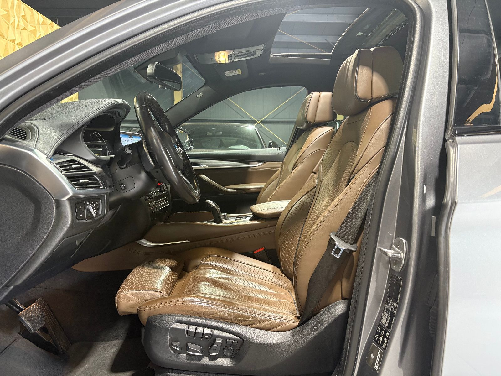 Fahrzeugabbildung BMW X6 xDrive 30 d/360°/PANO/HEAD-UP/NAVI/MEMORY/SHZ