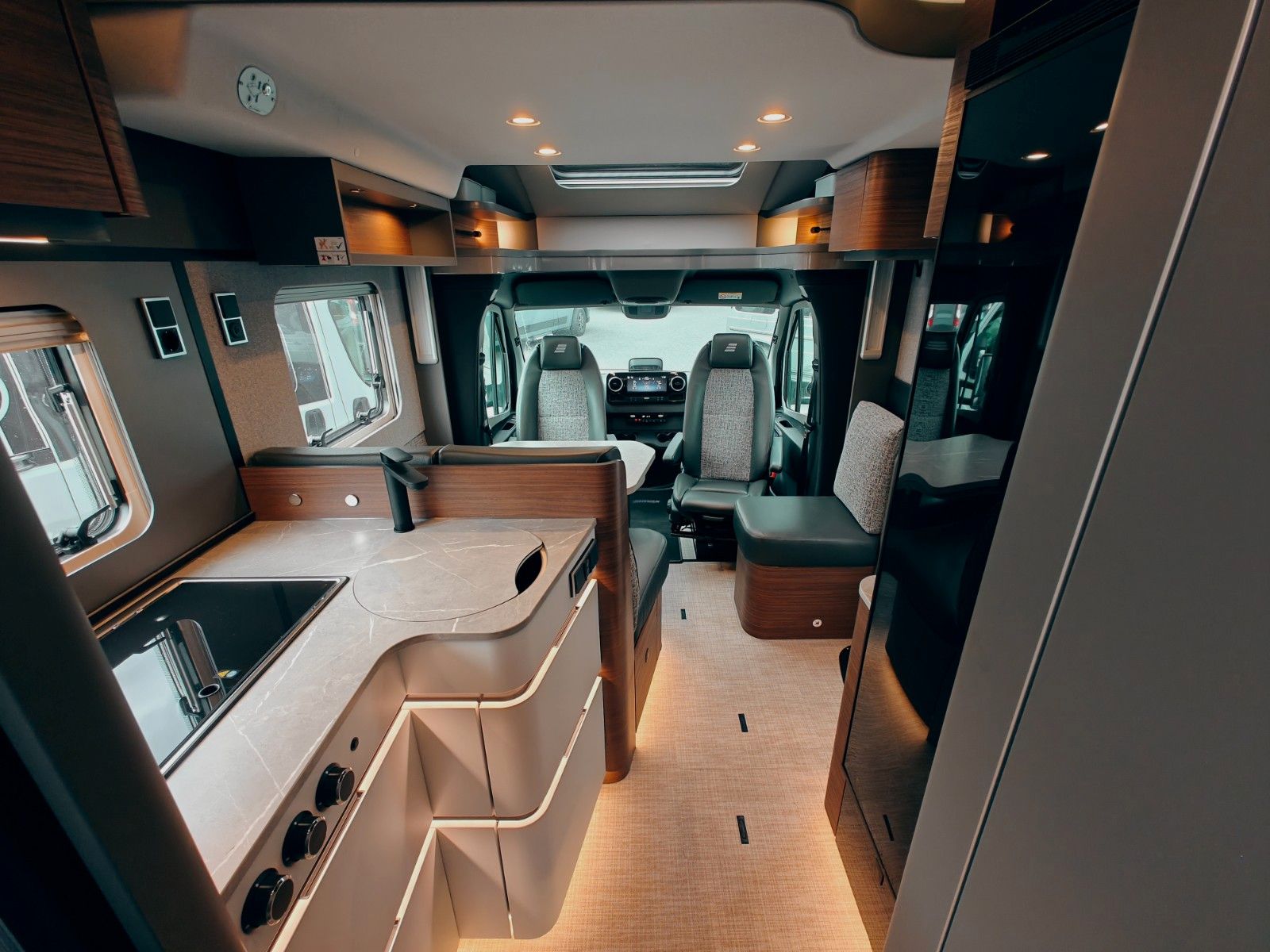 Fahrzeugabbildung HYMER / ERIBA / HYMERCAR B-KLASSE MC T 680 X - PTS SELENITGRAU MAGNO