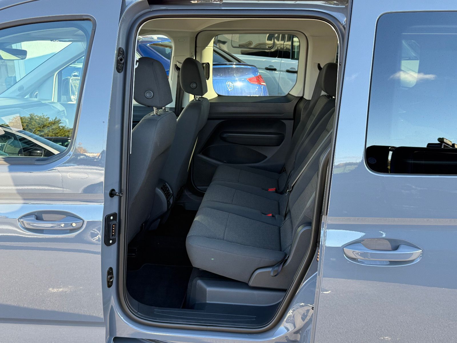 Fahrzeugabbildung Volkswagen Caddy TSI 7-Sitzer GRA AHK DAB Navi Kamera