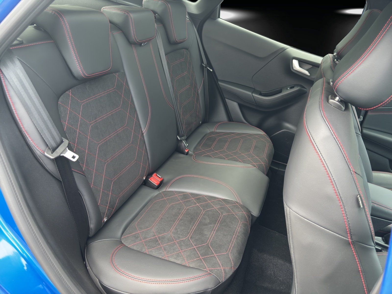 Fahrzeugabbildung Ford Puma ST-Line X Automatik 155PS Winter P. LM 19Z