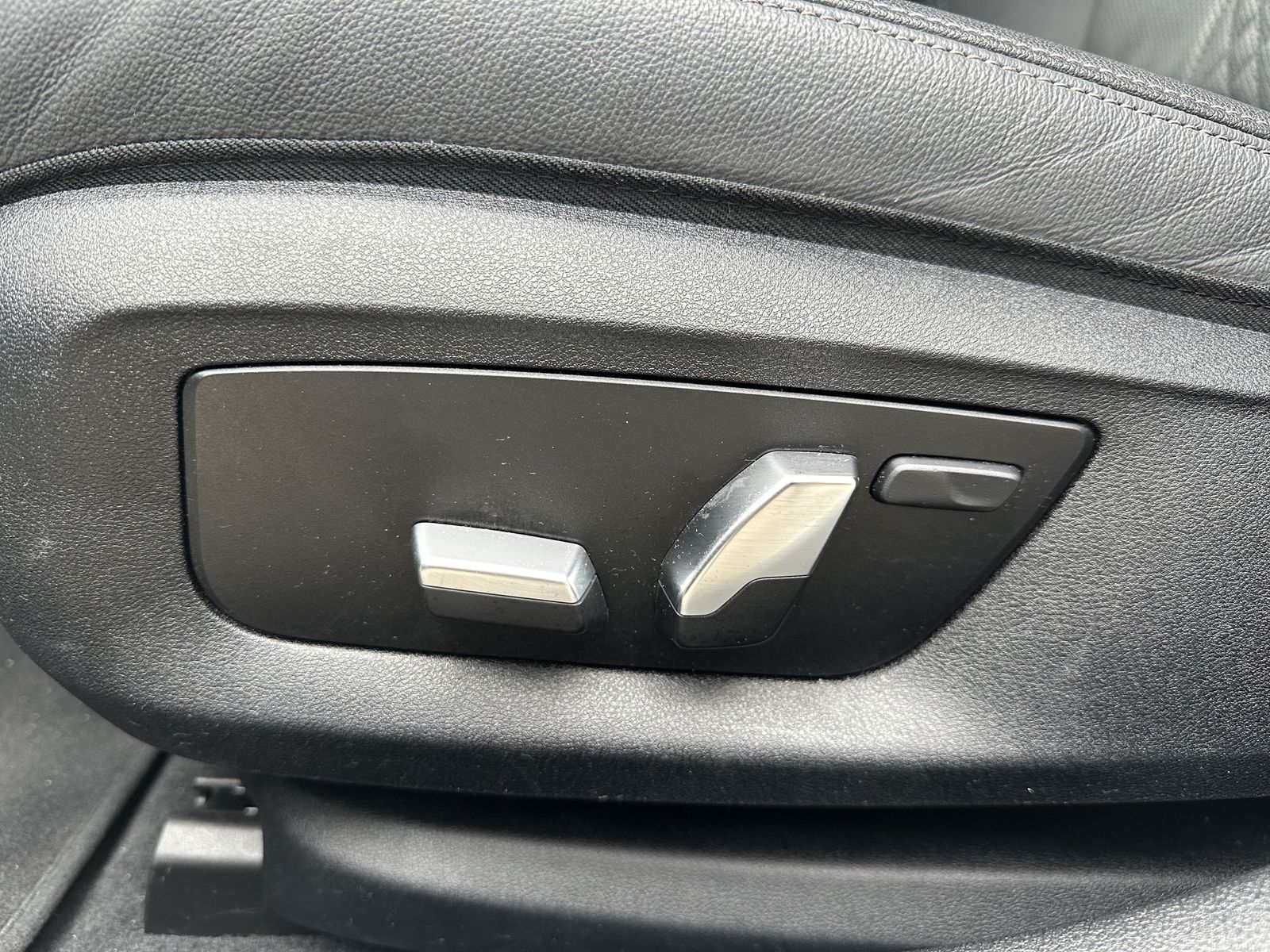 Fahrzeugabbildung BMW 520d Touring M-Sport NAV+LED+ACC+AHK+KAM+H&K+VC