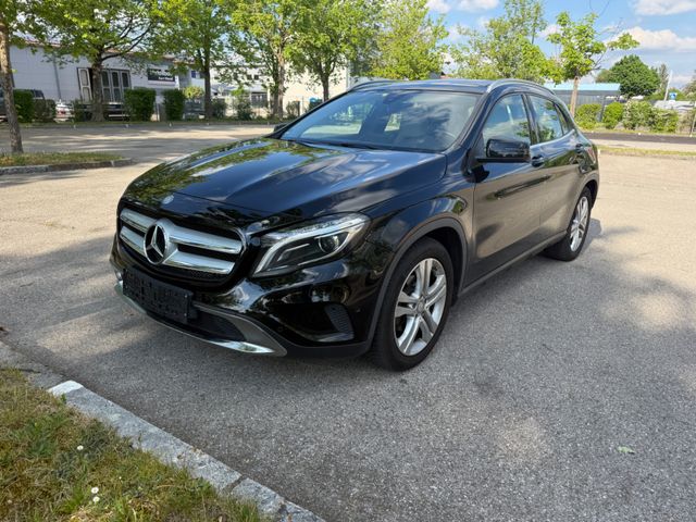 MERCEDES-BENZ GLA 200 Automatik Panorama