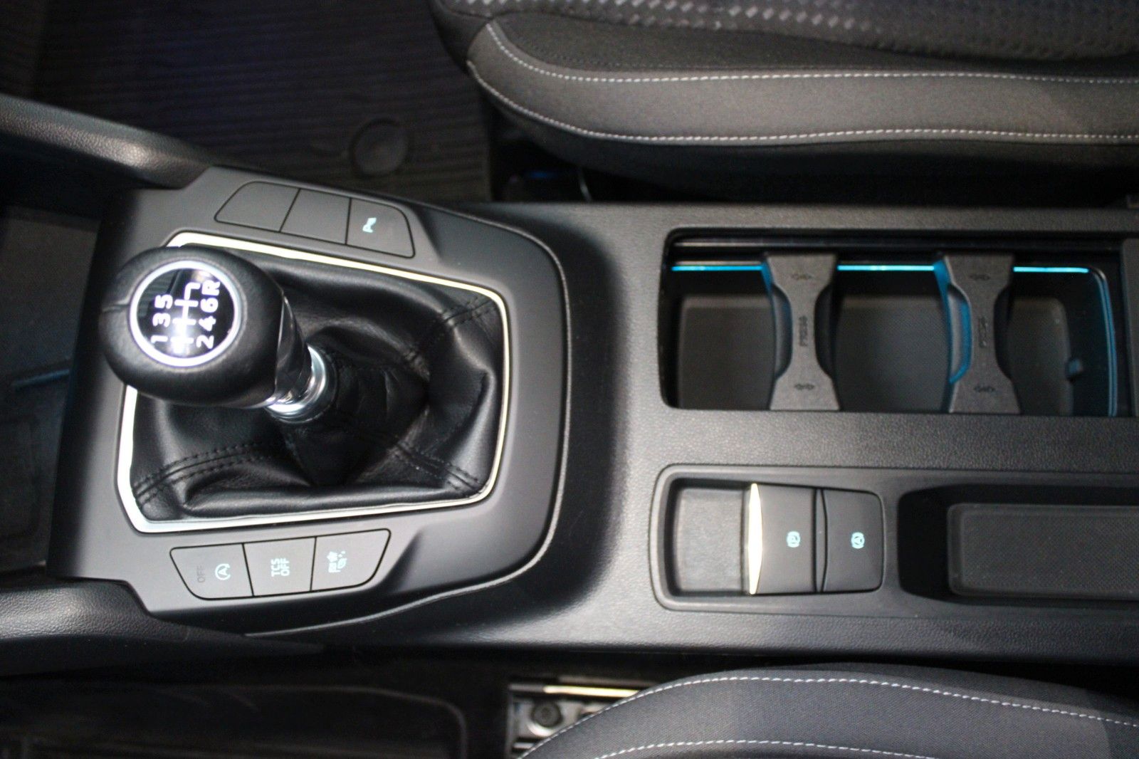 Fahrzeugabbildung Ford Focus Cool & Connect LED NAVI CAM PDC WinterPak.
