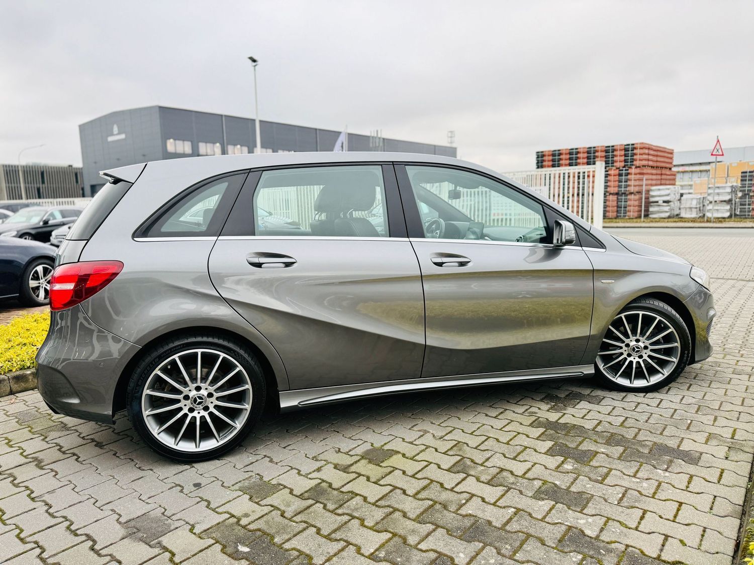 Fahrzeugabbildung Mercedes-Benz B 200 AMG Styling, NIGHTFALL, Autom., AHK, LED,