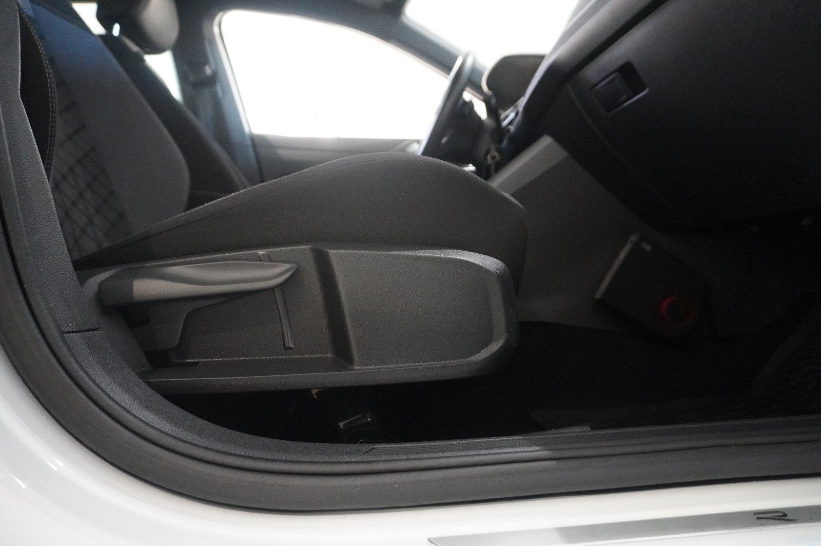 Fahrzeugabbildung Volkswagen Taigo 1.0 TSI R-LINE DSG NAVI/LED/KAMERA/SH/DAB+