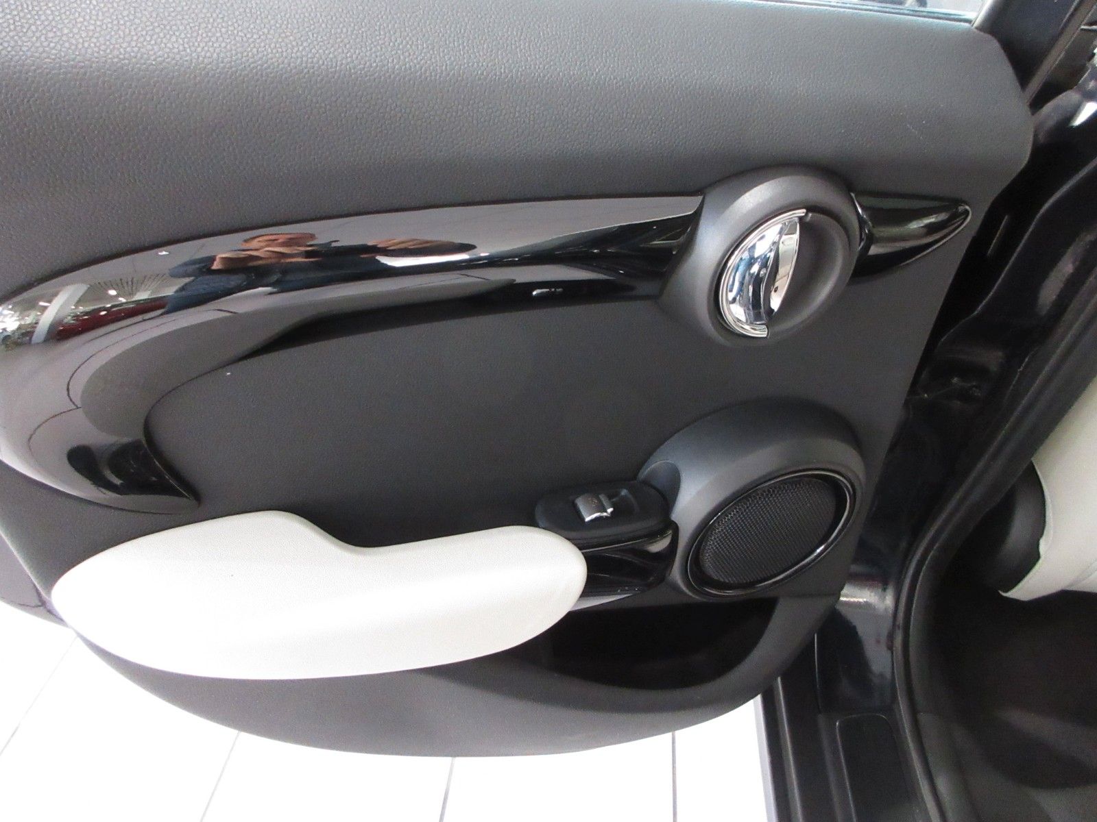 Fahrzeugabbildung MINI Mini Cooper Classic Trim LED/NAVI/SHZ/PANO/LEDER